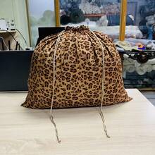 三种尺寸可选，适合大多数包袋。这款奢华包袋防尘套束口袋，材质柔软，不会损伤包袋。非常适合存放婚纱、拉菲草袋内衬、吹风机和衣物。防潮、抗老化、柔软的面料，使其成为馈赠佳品和旅行收纳好帮手。 - 棕色 - 查看 8