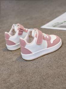 1 Pair Fashionable And Versatile Baby Casual Sneakers, Well-Made And Durable, Suitable For All Seasons. Neat Stitching, Refined Material Combination, Strong Quality Feel And Durability. Minimalist Style Matches Well With Dresses, Jeans And Various Children's Outfits, Easily Enhancing The Overall Outfit.