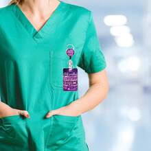 1 pieza (Clip de insignia + Cordón + Portador de tarjeta) Insignia personalizada púrpura "Mantén una actitud positiva y trabaja duro" con flecha, carrete retráctil versátil y minimalista, portador de tarjeta de identificación de enfermera con clip giratorio, llavero, cordón impreso por ambos lados en color púrpura, soporte de insignia desmontable adecuado para escuela, personal médico, trabajadores sociales, accesorios de oficina unisex, regalo del Día de la Enfermera (Púrpura) - Morado - Ver 5