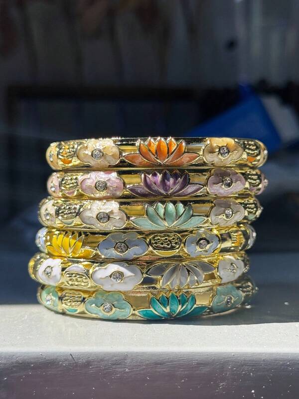 Brazalete con bisagra de tono dorado decorado con esmalte de hoja de loto y vaina de loto de colores vintage, regalo creativo para el Día de la Madre o cumpleaños - Joyería de mujer de moda en rosa, verde, azul (debido al esmalte, el color puede variar bajo diferentes iluminaciones)