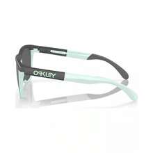 Oakley Men's Frogskins Range Sunglasses, Mirror OO9284 |  | Men Sunglasses - Sữa lắc Matte Carbon/Xanh lam - Xem 4