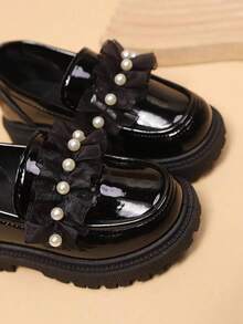 1 pereche de mocasini pentru fete, cu vârf rotund, din PU, cu perle artificiale, antiderapante, durabile, confortabile și multifuncționale, potriviți pentru primăvară, toamnă, activități în aer liber, casual, petreceri, școală