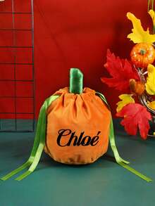 1 Peça Sacola de Presente Personalizada de Abóbora de Halloween, Personalizada com Texto Impresso ou Nome, Identificador de Feriado Único com Design de Abóbora de Destaque. Pode ser usado como uma sacola de doces para festas para encher com doces para crianças, ou como um acento de decoração de feriado para animar a cena da festa. Seja para uso pessoal ou como um pequeno presente, o design personalizado e o clima de feriado adicionam um toque especial ao Halloween.