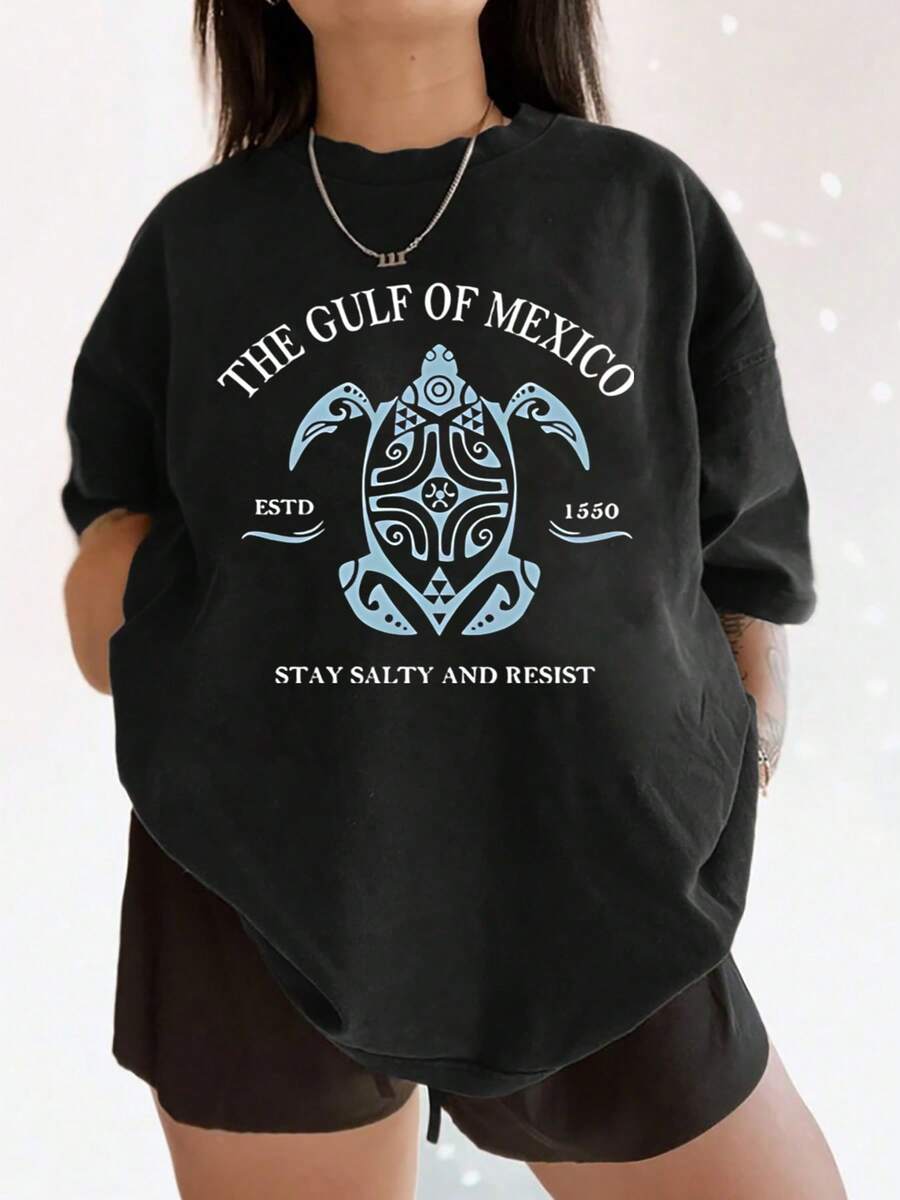 Camiseta gráfica para mujer. Camiseta de manga corta con estampado de tortuga del Golfo de México. Top informal de verano. Elegante camiseta de mezcla de algodón con cuello redondo. Ligera y cómoda, perfecta para el día a día, vacaciones o días de playa. ¡Una prenda imprescindible! Oversize. - Negro - Ver 1
