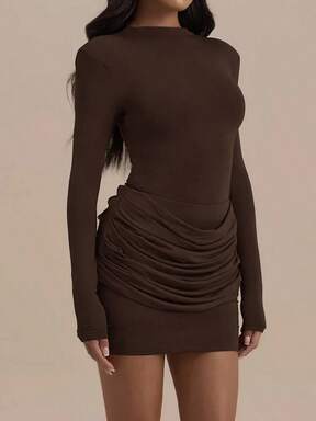 Sexy Vintage braunes Langarm-Minikleid für Frauen mit rundem Ausschnitt, gestrickter Bodycon-Form mit gefalteten Details und mittlerem Stretchstoff