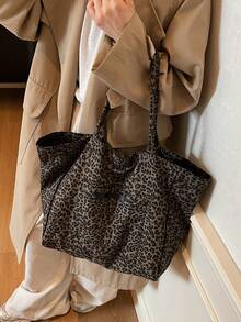 这款时尚大容量女士托特包采用豹纹帆布材质，轻便大容量，适合学校、校园、图书馆、购物、旅行、户外活动、野餐等各种场合。它既可以作为手提包，也可以作为单肩包或托特包使用，是校园和大学学生的必备单品。这款时尚大容量托特包是秋冬季女性的理想之选，与同系列的时尚豹纹女士钱包更是秋冬季的完美搭配。 - 黑色 - 查看 5