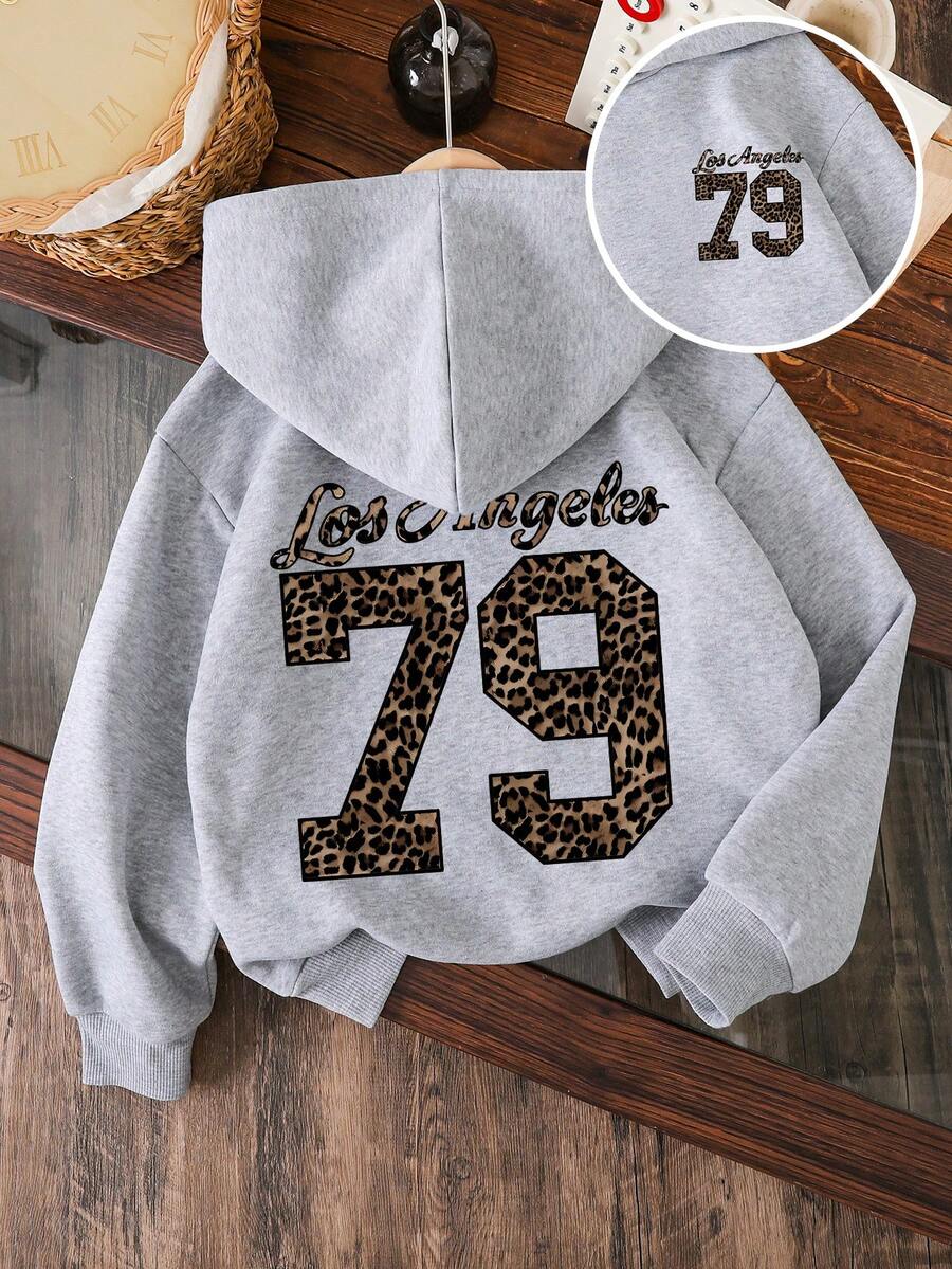 年轻女孩豹纹数字图案保暖连帽衫