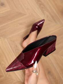 عنابي اللون