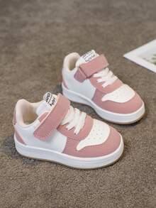 1 Pair Fashionable And Versatile Baby Casual Sneakers, Well-Made And Durable, Suitable For All Seasons. Neat Stitching, Refined Material Combination, Strong Quality Feel And Durability. Minimalist Style Matches Well With Dresses, Jeans And Various Children's Outfits, Easily Enhancing The Overall Outfit.