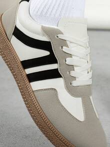 زوج من أحذية نسائية كاجوال مريحة بدون كعب، حذاء رياضي خفيف الوزن وقابل للتنفس، تصميم لوحي، مناسب للربيع والخريف