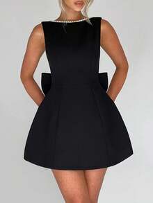 Vestido corto de mujer con lazo y decoración de perlas en la espalda