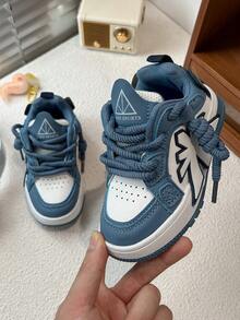 1 双返校休闲时尚儿童运动鞋，采用 PU 皮革拼接鞋面制成，柔软、舒适、轻便、易于穿脱，适合室内、户外、玩耍、运动等场合