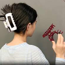 1 件柔软鲨鱼形发夹 - 大号矩形防滑发夹，柔软橡胶材质，减震可拆卸设计，哑光饰面，适合日常使用、健身房和正式场合 - 4 种颜色可选（卡其色/白色/红色/黑色） - 男女通用时尚优雅发饰 - 彩色 - 查看 3