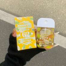 1/5 butelki 50 ml brazylijskiej mgiełki zapachowej, dostępnej w 5 wariantach, nadaje się do odświeżania powietrza w pomieszczeniach i na zewnątrz. Ta wielowarstwowa mgiełka o wysokim nastroju ma długotrwały, naturalny, świeży zapach, uwalniając eleganckie nuty wanilii, kokosa, kwiatów, cytrusów, drzew i nut morskich rodem z Rio de Janeiro. Nadaje się na randki, imprezy, spotkania, święta, do domu, hotelu, biura. Idealny prezent dla rodziny, krewnych i przyjaciół.