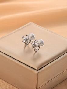 1 对时尚新款锆石镂空铜耳环，女士夹式耳环，采用高端蚊香设计，适合日常佩戴和节日礼物