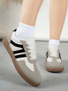 زوج من أحذية نسائية كاجوال مريحة بدون كعب، حذاء رياضي خفيف الوزن وقابل للتنفس، تصميم لوحي، مناسب للربيع والخريف