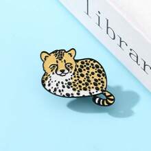 1PC Cute Curled - Up Cheetah Enamel Pin - Cartoon Cheetah In A Cozy, Curled Pose With Spotted Fur & Striped Tail Design, Lapel Brooch For Bags & Clothes, Adorable Wildlife - Themed Fashion Accessory, Sweet Jewelry Gift For Cheetah Lovers & Fans Of Cute Accessories