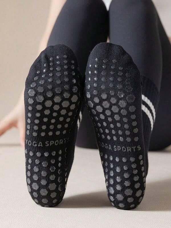 4 paires de chaussettes mi-mollet rayées antidérapantes en silicone pour femmes, pour le yoga, le fitness et les sports. Chaussettes de yoga et de Pilates antidérapantes.