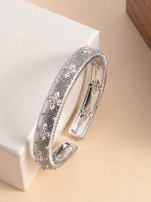 1 pezzo Bracciale a fascia in stile vintage di alta qualità con fiocco di neve lavorato, placcato oro con cristalli, bracciale aperto bicolore vintage di lusso adatto come regalo per le feste per le donne