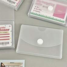 2 pièces/1 pièce Boîte de rangement pour autocollants de bureau givré, couvercle transparent à coins arrondis, placement horizontal et vertical polyvalent, organisateur de bureau et de maison minimaliste chic, solution de rangement multifonctionnelle pour cartes, autocollants, photos et petits essentiels, parfait pour la rentrée scolaire, les cadeaux d'automne et de vacances, accessoire de bureau esthétique et pratique, design à vue dégagée.