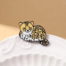 1PC Cute Curled - Up Cheetah Enamel Pin - Cartoon Cheetah In A Cozy, Curled Pose With Spotted Fur & Striped Tail Design, Lapel Brooch For Bags & Clothes, Adorable Wildlife - Themed Fashion Accessory, Sweet Jewelry Gift For Cheetah Lovers & Fans Of Cute Accessories