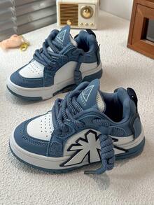 1 双返校休闲时尚儿童运动鞋，采用 PU 皮革拼接鞋面制成，柔软、舒适、轻便、易于穿脱，适合室内、户外、玩耍、运动等场合