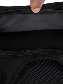 韩版新款男士黑色功能胸包，采用涤纶材质，轻便透气耐磨，易于保养，可调节肩带，正面配有网状收纳袋，可放置手机。时尚休闲、轻便百搭的男士黑色胸包，适用于户外运动、通勤等多种场景。 - 黑色 - 查看 4