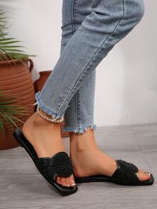 2025 Nouvelles sandales plates à enfiler élégantes pour femmes avec embellissements en cristal français et bout carré. Convient pour le printemps, l'été et l'automne, à porter avec des robes