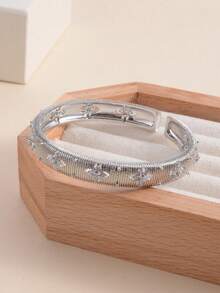 1 pezzo Bracciale a fascia in stile vintage di alta qualità con fiocco di neve lavorato, placcato oro con cristalli, bracciale aperto bicolore vintage di lusso adatto come regalo per le feste per le donne