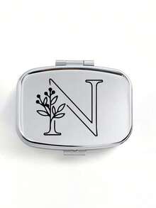 Cutie de pastile pătrată cu model floral negru, 2 compartimente portabile pentru pastile, mini cutie de depozitare metalică, cutie portabilă pentru bijuterii și pastile, cadou creativ personalizat cu identificare a numelui, potrivită pentru călătorii, activități în aer liber, genți, buzunare, utilizată pentru cadouri de nuntă, cadouri și decorațiuni pentru recepție, cutie de depozitare decorativă pentru călătorii cu design unic (litere inițiale A-Z), organizator de medicamente pentru călătorii în aer liber, articole esențiale, trusă de prim ajutor