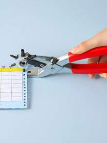 1 PIEZA - Herramienta de perforación de cuero sintético resistente - 6 aberturas ajustables, perforadora de cuero profesional, diseño de agarre ergonómico, adecuada para cinturones, carteras y bolsos - Construcción de metal pesado, precisión y durabilidad, suministros para trabajar el cuero, equipo para hacer cinturones, perforadora de carteras