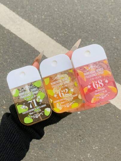 1/5 butelki 50 ml brazylijskiej mgiełki zapachowej, dostępnej w 5 wariantach, nadaje się do odświeżania powietrza w pomieszczeniach i na zewnątrz. Ta wielowarstwowa mgiełka o wysokim nastroju ma długotrwały, naturalny, świeży zapach, uwalniając eleganckie nuty wanilii, kokosa, kwiatów, cytrusów, drzew i nut morskich rodem z Rio de Janeiro. Nadaje się na randki, imprezy, spotkania, święta, do domu, hotelu, biura. Idealny prezent dla rodziny, krewnych i przyjaciół.