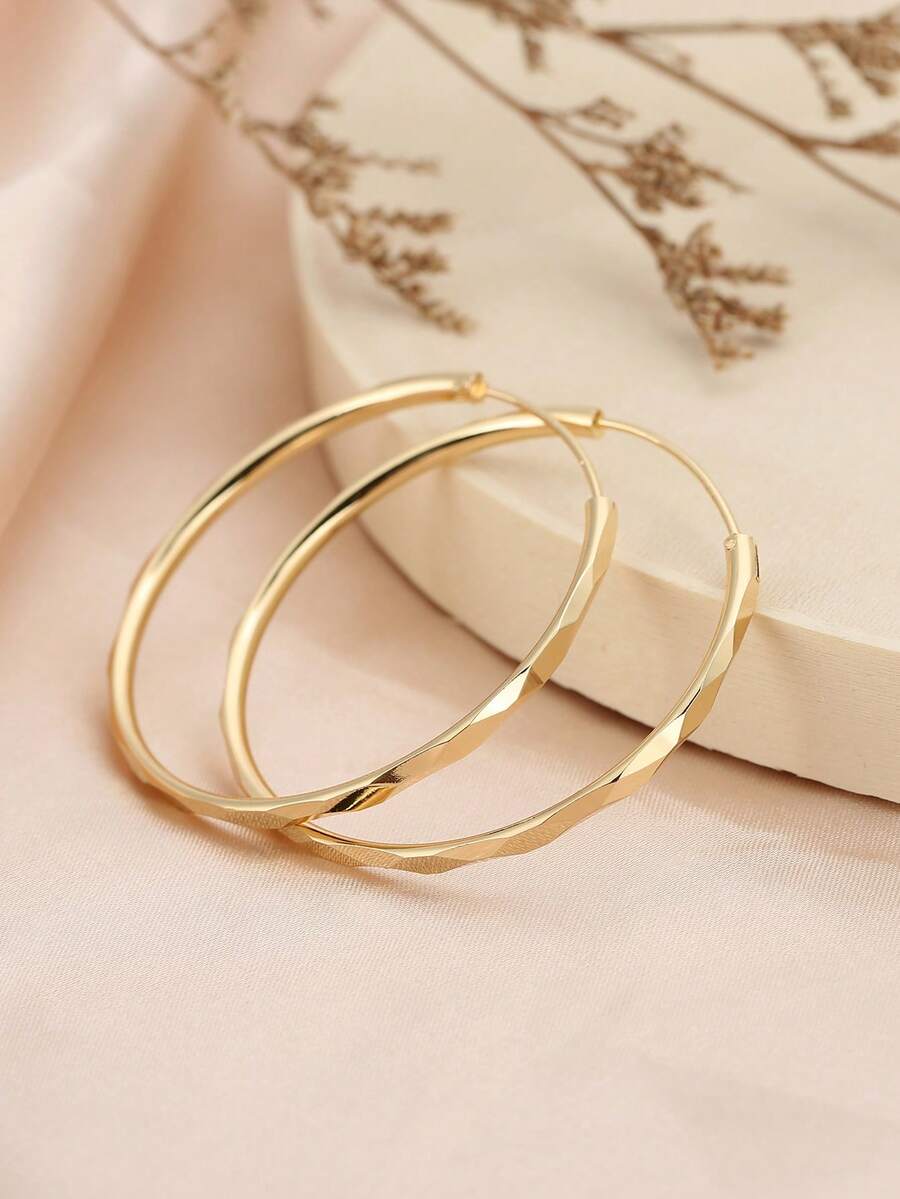 A Pair Of Exaggerated Large Circle Earrings For Women, Showcasing European And American Luxury And High-End Feel, Exquisite And Versatile Ladies' Ear Accessories.