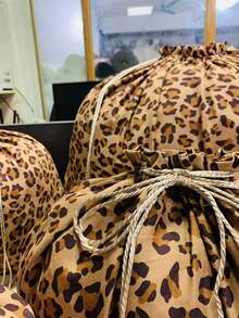 三种尺寸可选，适合大多数包袋。这款奢华包袋防尘套束口袋，材质柔软，不会损伤包袋。非常适合存放婚纱、拉菲草袋内衬、吹风机和衣物。防潮、抗老化、柔软的面料，使其成为馈赠佳品和旅行收纳好帮手。 - 棕色 - 查看 11