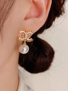 زوج من أقراط الأذن الأنيقة المبسطة ذات الحرف C المزدوج المرصع باللؤلؤ، بنمط الحرف المرصع بالزركونيا، مناسب للهدايا والاستخدام اليومي