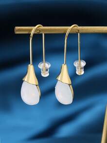 A Pair Of Fashion Resin Water Drop Earrings, Simple And Versatile, Suitable For Any Occasion.