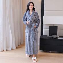 这款超大浴袍男女皆宜，适合秋冬春三季穿着。无帽设计，有灰色和粉色两种颜色可选。采用厚实的法兰绒面料，适合在浴室和卧室使用。它能带给您如置身云端般的舒适感受。超强吸水性，触感极其柔软。也适合情侣或家庭作为浴袍使用。 - 彩色 - 查看 11