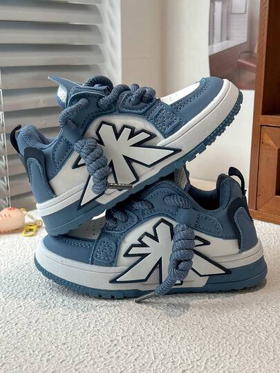 1 双返校休闲时尚儿童运动鞋，采用 PU 皮革拼接鞋面制成，柔软、舒适、轻便、易于穿脱，适合室内、户外、玩耍、运动等场合