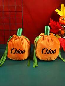 1 Peça Sacola de Presente Personalizada de Abóbora de Halloween, Personalizada com Texto Impresso ou Nome, Identificador de Feriado Único com Design de Abóbora de Destaque. Pode ser usado como uma sacola de doces para festas para encher com doces para crianças, ou como um acento de decoração de feriado para animar a cena da festa. Seja para uso pessoal ou como um pequeno presente, o design personalizado e o clima de feriado adicionam um toque especial ao Halloween.