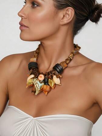 1 件时尚棕色、黑色和金色创意拼布项链，配金色心形吊坠，风格独特