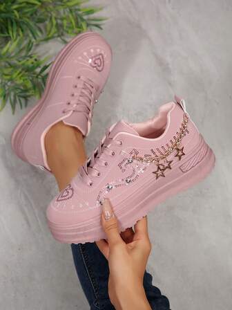 1双女士新款厚底舒适休闲鞋，刺绣鞋面，仿珍珠链装饰，适合学生和大多数人，尺码36-41可选