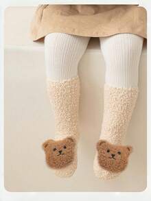 1 paire de chaussures épaisses et chaudes pour bébé et tout-petit, chaussettes intérieures antidérapantes pour nouveau-né et nourrisson avec motif de personnage de dessin animé, à semelle souple, convient pour la maison, les fêtes et l'hiver