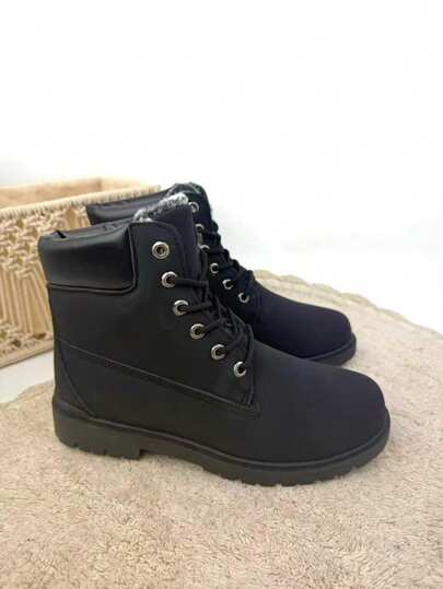 Bota masculina, estilo urbano com design robusto e moderno, forro interno em pelo macio que proporciona aquecimento nos dias frios, tamanho 40-45, Confeccionada em material resistente com acabamento liso e costuras reforçadas, cadarços com ilhós em metal prateado para maior durabilidade, Seu solado grosso e antiderrapante oferece estabilidade em cada passo.