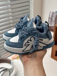 1 双返校休闲时尚儿童运动鞋，采用 PU 皮革拼接鞋面制成，柔软、舒适、轻便、易于穿脱，适合室内、户外、玩耍、运动等场合