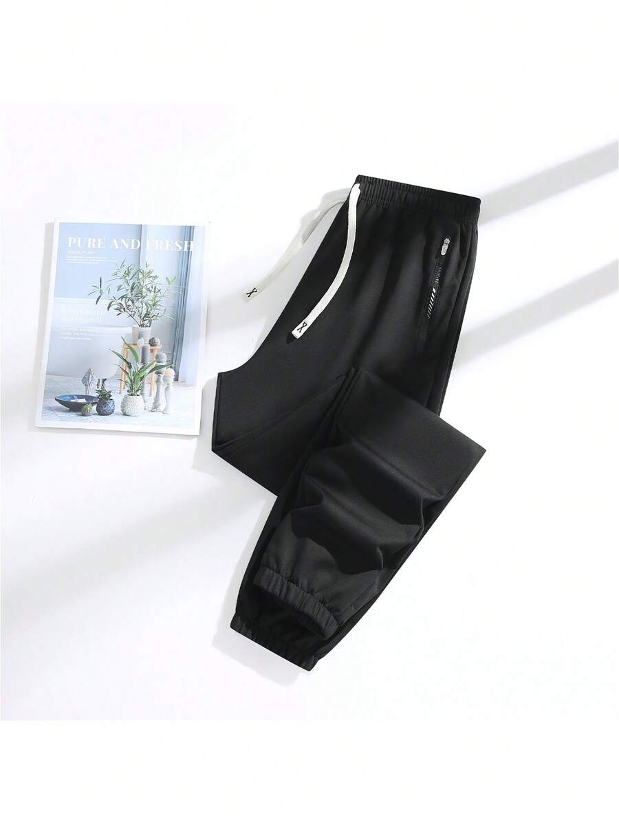Escolha esta calça de moletom! O design com barra dobrada é prático e permite transitar facilmente entre a academia e o dia a dia. Leggings - Preto - Ver 1