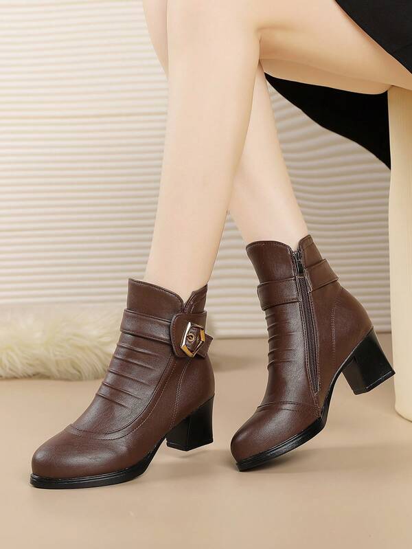 Cinto Plissado com Fivela de Metal para Mulheres, Botas de Couro de Salto Alto Grosso de Cano Curto Marrom, Botas de Tornozelo Versáteis Antiderrapantes com Zíper Lateral, Outono/Inverno