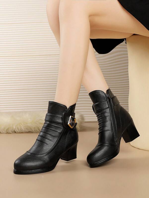 Cinto Plissado com Fivela de Metal para Mulheres, Botas de Tornozelo de Couro com Salto Curto e Grosso em Marrom, Zíper Lateral Versátil e Antiderrapante, Adequado para Outono/Inverno
