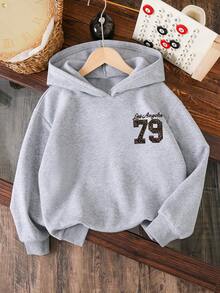 年轻女孩豹纹数字图案保暖连帽衫