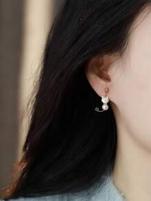 一对仿珍珠猫爪不对称耳环，小巧可爱，适合女士