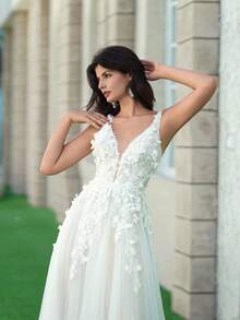 YOUKEFEIER Deep V-Neck Lace Embroidered With 3D Floral Long Wedding Dress